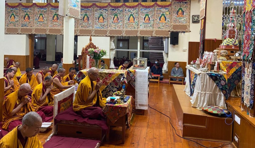 ༸རྒྱལ་བའི་སྐུ་ཕྱྭ་དང་བསྟན་སྲིད་ཞབས་རིམ་སླད་མ་ཧཱ་གུ་རུའི་འབུམ་ཚོགས་དབུ ...