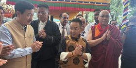 སྤྱི་ནོར་༸གོང་ས་༸སྐྱབས་མགོན་ཆེན་པོ་མཆོག་ཕྱི་ལུགས་ལྟར་དགུང་གྲངས་ ༨༩ ལ་ཕེབས་པའི་༸སྐུའི་འཁྲུངས་སྐར་དུས་ཆེན་གཞུང་འབྲེལ་མཛད་སྒོ་སྲུང་བརྩི་གཟབ་རྒྱས་ཞུས་པ།